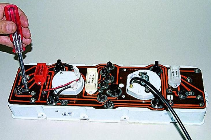Gazelle car voltmeter replacement