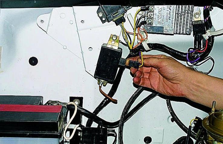 Checking the generator on a Gazelle car