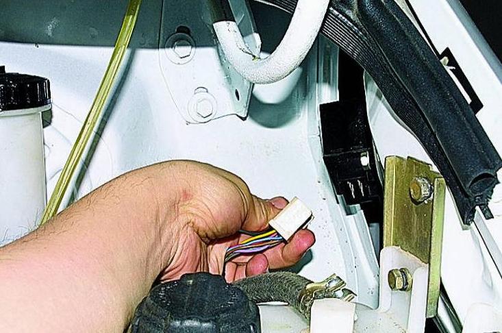 Checking and replacing the wiper relay