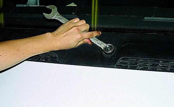 Checking and replacing a windshield wiper of a Gazelle car