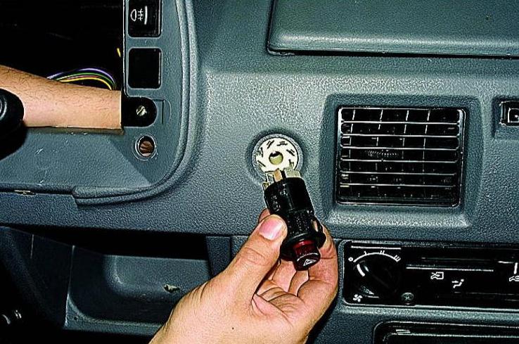 Replacing the alarm switch of the Gazelle car