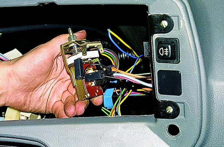 Replacement of the central light switch of the Gazelle car