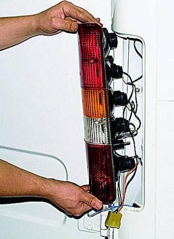 Заміна ламп та задніх ліхтарів автомобіля Газель