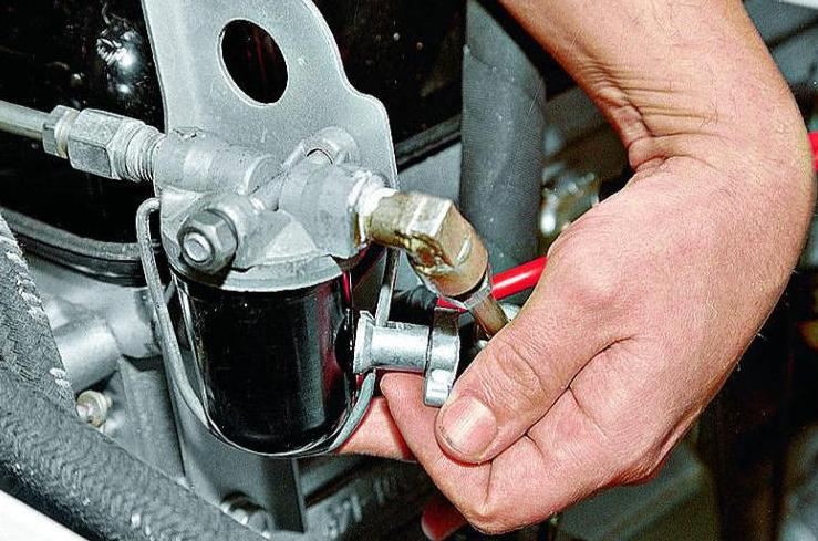 Ersetzen der Kraftstofffilter eines Gazelle Auto