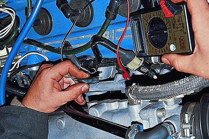 Revisando y reemplazando los inyectores del motor de un auto Gazelle