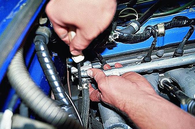 Motoreinspritzdüsen für ein Gazelle-Auto prüfen und ersetzen