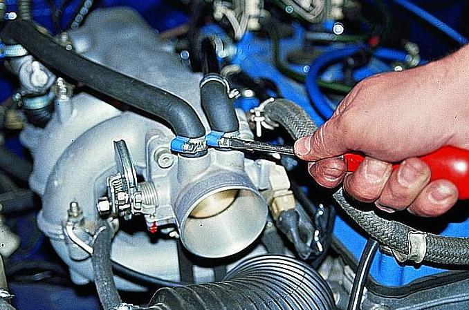 Revisión y cambio de inyectores de motor de un coche Gazelle