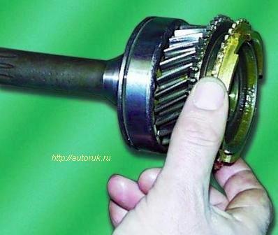 Disassembling and assembling the input shaft of the GAZ-2705 gearbox 2705