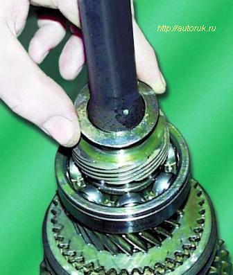 Reparatur des Getriebeausgangs Wellenzahnrad GAZ-2705