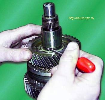 Reparatur des Getriebeausgangs Wellenzahnrad GAZ-2705