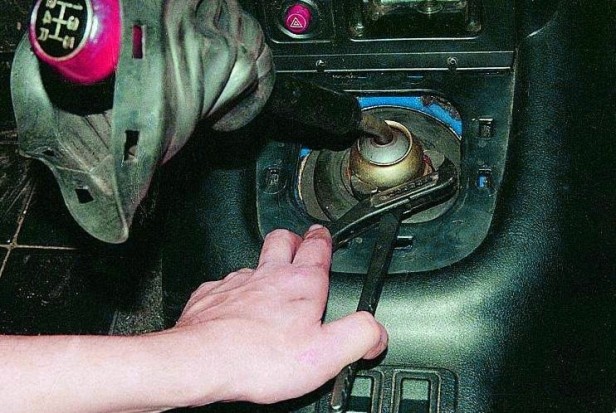 Removing and installing GAZ-3110 gearbox