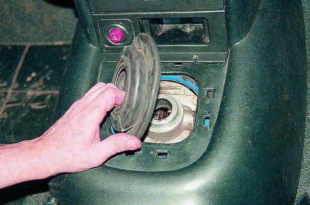 Extracción e instalación de la caja de cambios GAZ-3110