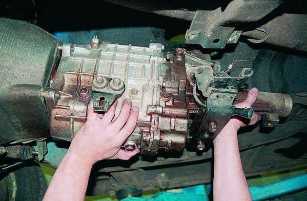 Removing and installing GAZ-3110 gearbox