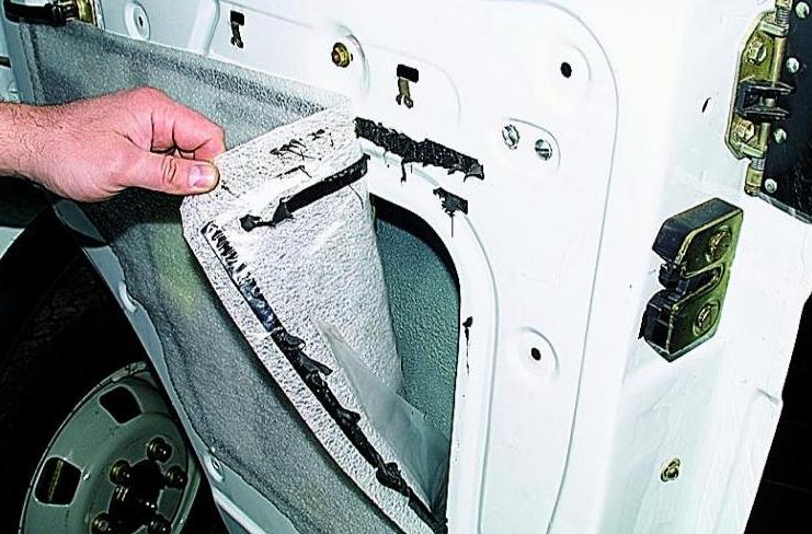 Removing the upholstery and lock of the front door of a Gazelle car 