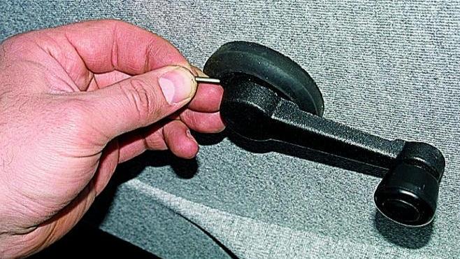 Removing the upholstery and lock of the front door of a Gazelle car 