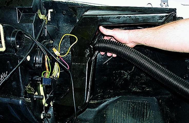 Entfernen und Installieren des Armaturenbretts eines Gazelle-Autos