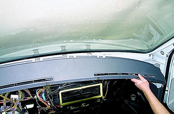 Removing and installing the dashboard of a Gazelle car