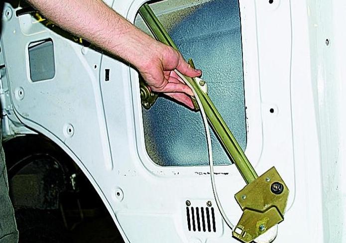 Reparatur der Haustür des Gazelle-Autos