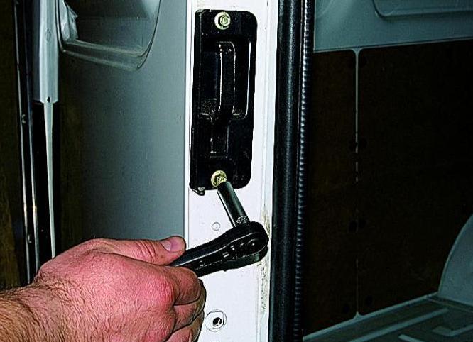Removing the door and locks of the rear door of the Gazelle van