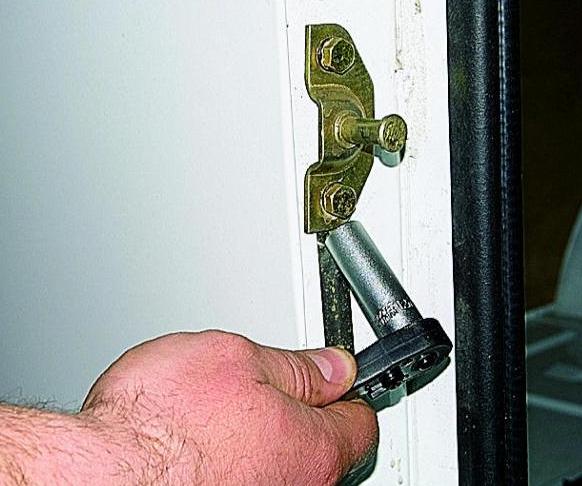 Removing the door and locks of the rear Gazelle car van doors