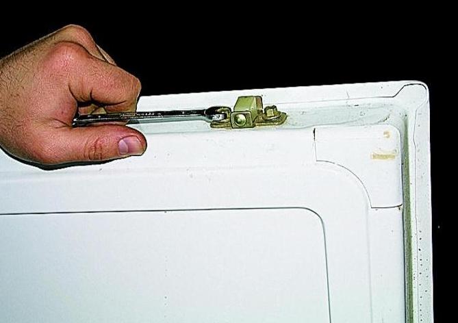 Entfernen der Tür und der Schlösser für die Hintertür des Gazelle-Kleintransporters