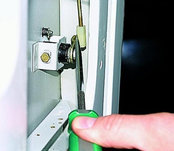 Removing the door and locks of the rear door of the Gazelle van
