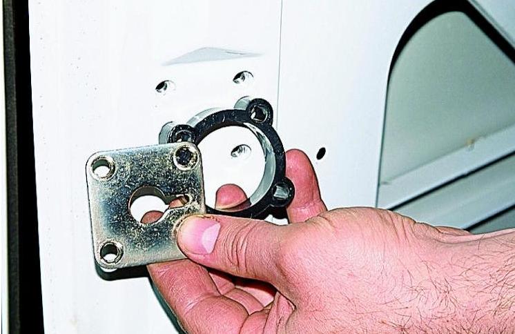Removing the door and locks of the rear Gazelle car van doors