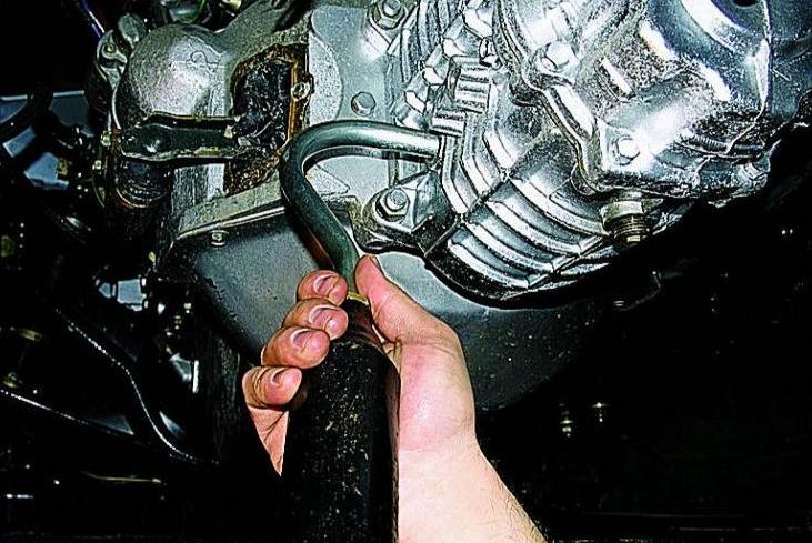 Oil change in the gearbox of a Gazelle car
