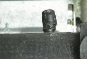 Oil change in the rear axle gearbox of a Gazelle car