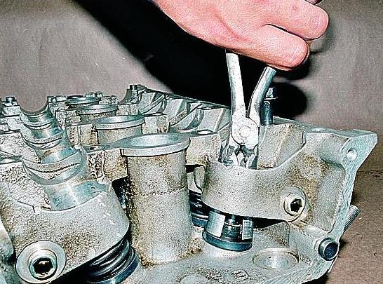 Replacing valve stem seals valves ZMZ-406, ZMZ-405
