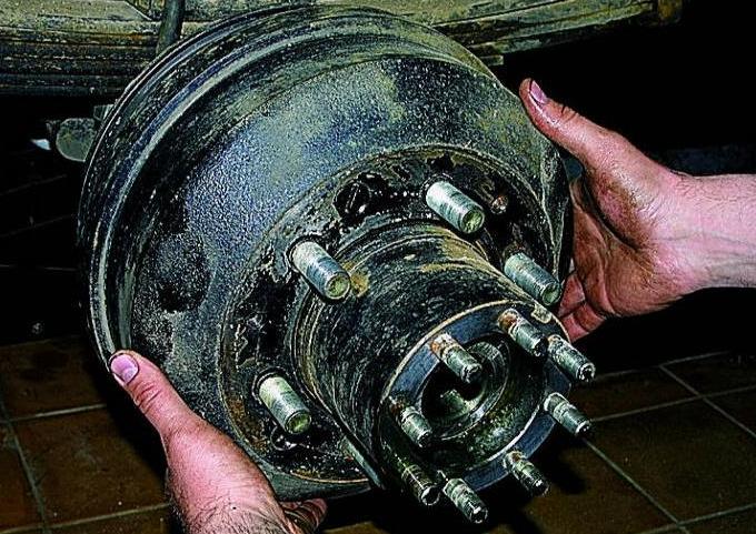 Replacement and adjustment of the bearings of the rear wheels of the car Gazelle