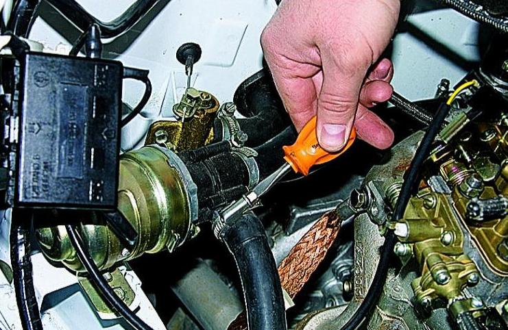  Removing the heater valve and the additional heater pump of the Gazelle car