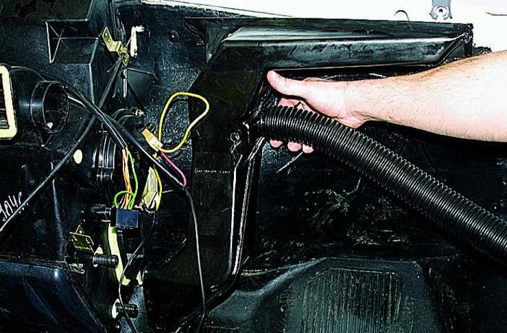 Removing and installing the main heater of a Gazelle car