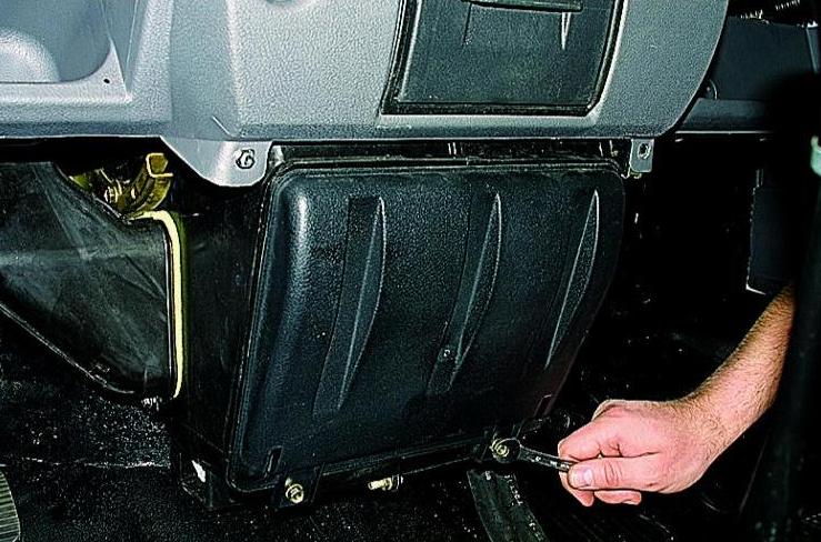 Aus- und Einbau eines Heizungskühlers für ein Gazelle-Auto