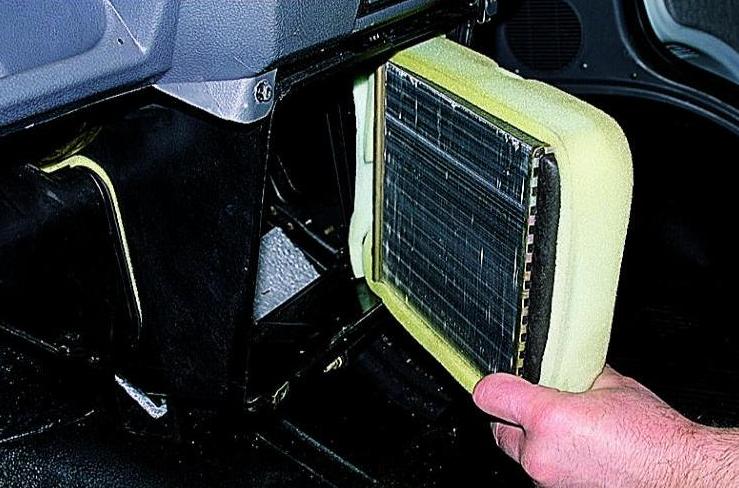 Removing and installing the heater radiator of a Gazelle car