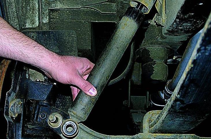 Removing and installing a Gazelle shock absorber