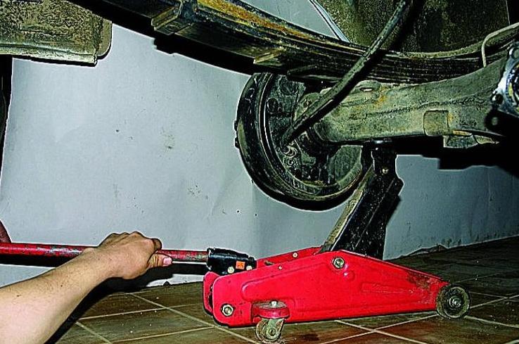 Ausbau, Einbau und Reparatur der hinteren Feder von ein Gazelle-Auto