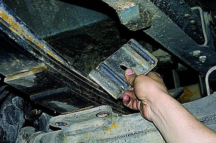Removing, installing and repairing the rear spring of a Gazelle car