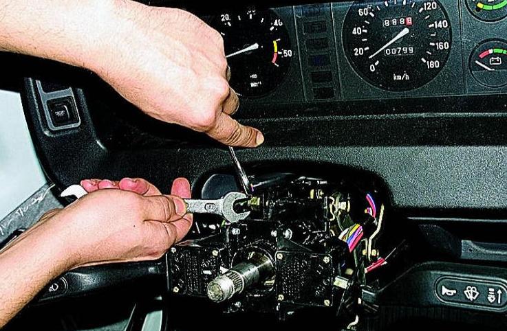 Removing, disassembling and adjusting steering column of a Gazelle car