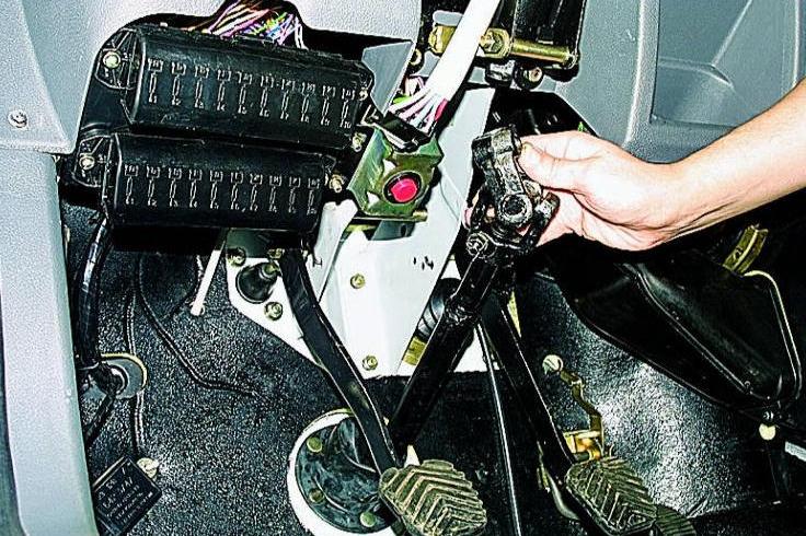 Removing, disassembling and adjusting steering column of a Gazelle car