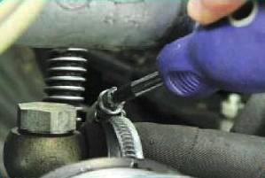 Entfernen und Reparieren der Stromversorgung Lenkpumpe eines Gazelle-Autos