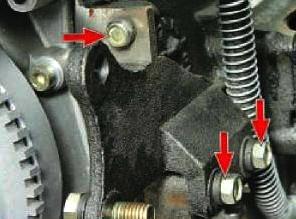 Removing and repairing the power steering pump of a Gazelle car