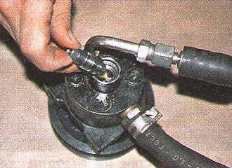 Spülen der Durchfluss- und Sicherheitsventile der Servolenkungspumpe GAZ-3110