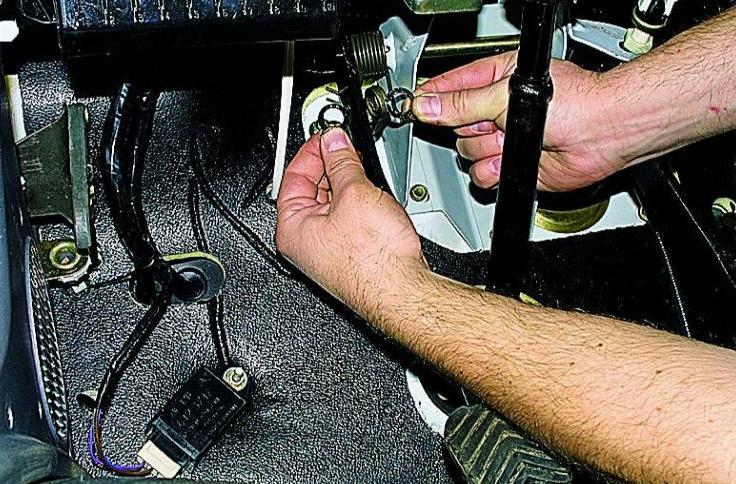 Ersetzen die Geber- und Nehmerzylinder der Kupplung eines Gazelle-Autos