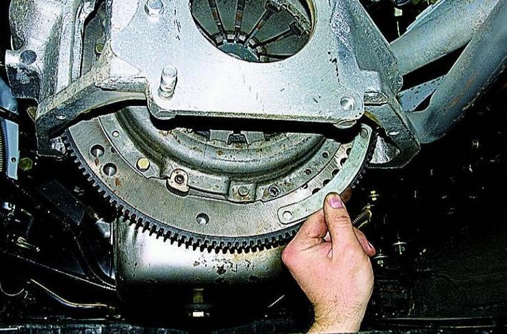 Removing the clutch discs of a Gazelle car