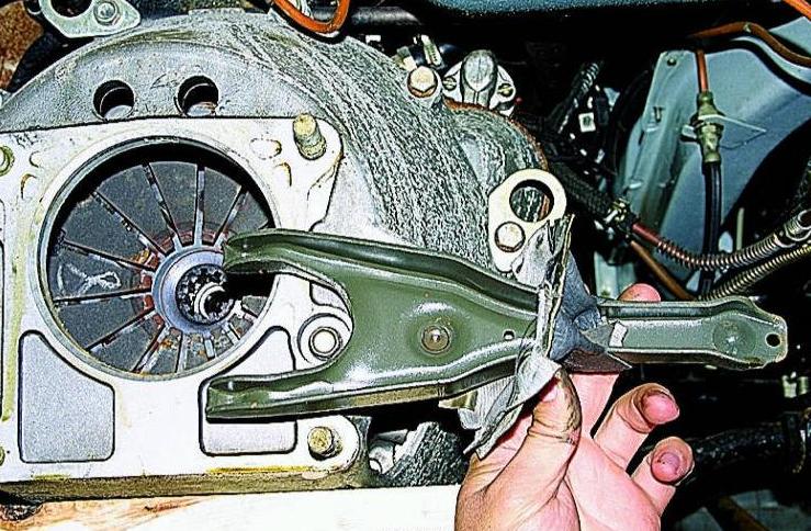 Removing the clutch housing (ZMZ-406 engine)