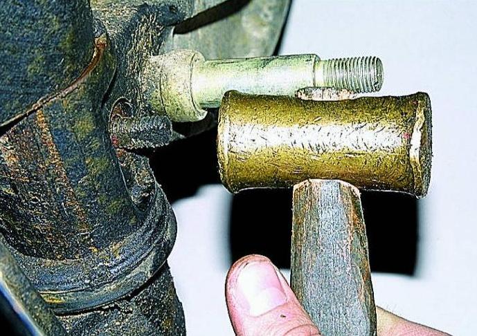 Repair of the pivot connection of the front suspension of the Gazelle car