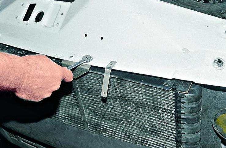 Зняття решітки та верхньої панелі облицювання радіатора автомобіля Газель 