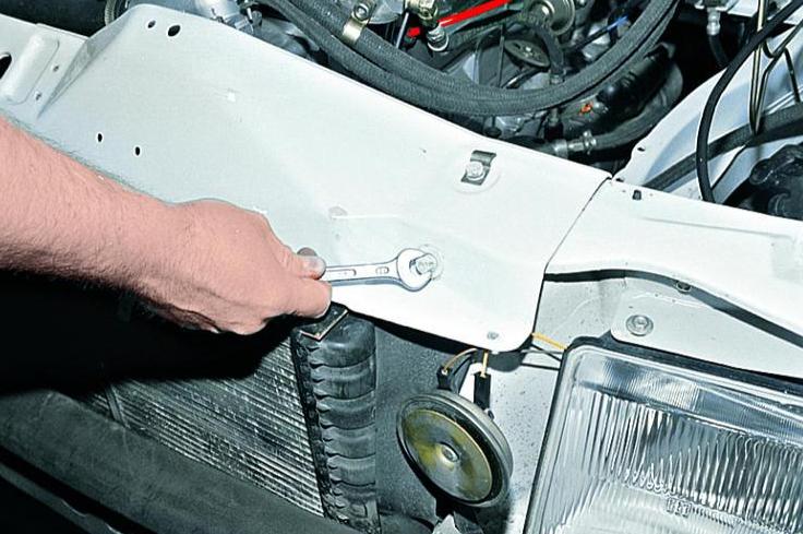 Зняття решітки та верхньої панелі облицювання радіатора автомобіля Газель