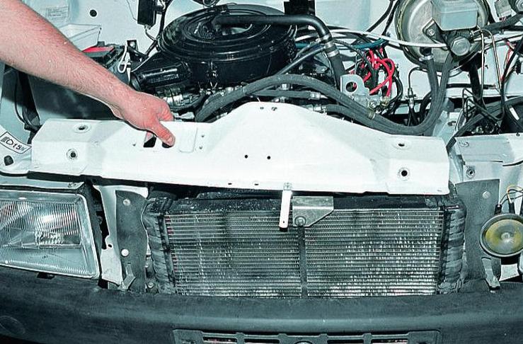 Зняття решітки та верхньої панелі облицювання радіатора автомобіля Газель